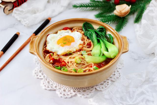 分分钟就能做好的营养早餐，热乎乎香喷喷，茄汁酸汤鸡蛋面，真香