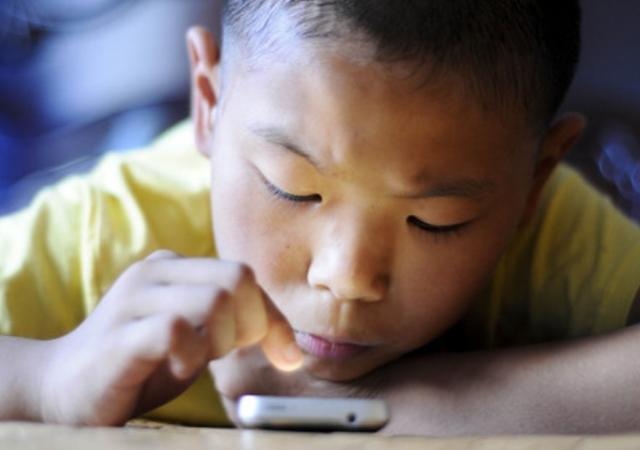 超级宝妈▲玩手机真的能毁掉一个孩子吗?美法两国实验结果,告诉你答案