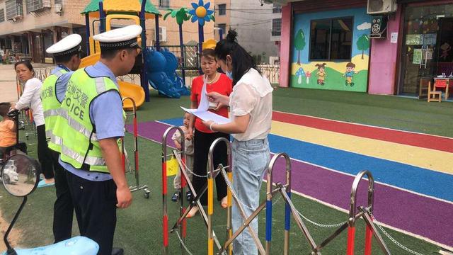 【超级宝妈】幼儿园开学第一天，交警保驾护航