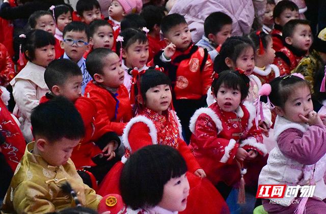 郴州市苏仙机关幼儿园：师生共聚迎新年 萌娃走秀庆元旦