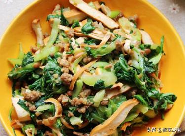 『超级宝妈』儿童辅食做法推荐：酸甜茄汁鸡柳、香蕉鸡蛋煎饼、肉末香干油菜丝