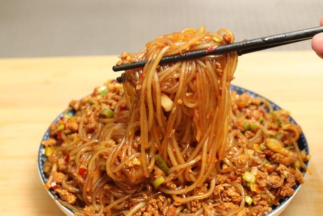 粉条一炒就成坨？不要只会焯水，记住3点，粉条不坨不粘还入味