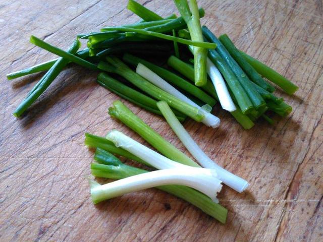 葱油焖鸡懒人做法：不放一滴水，出锅嫩滑爽口，葱香味十足