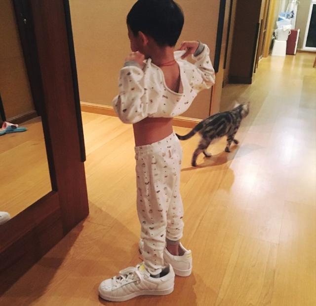 超级宝妈▲孩子总嚷嚷穿妈妈鞋和衣服，原来还有这些小心思，别再傻傻制止了