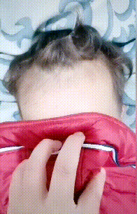 【超级宝妈】妈妈吐槽女儿额头占整张脸的50%，晒出照片后，网友们一阵错愕