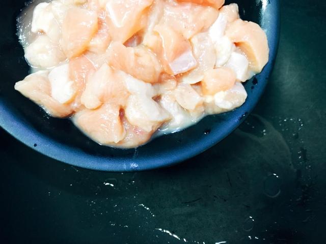 家常版的宫保鸡丁，做法简单，香辣开胃，看着就很有食欲