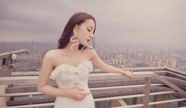 迪丽热巴新造型，戴蛇形吊坠，穿高开叉长裙，网友：美到我窒息|9号放映厅