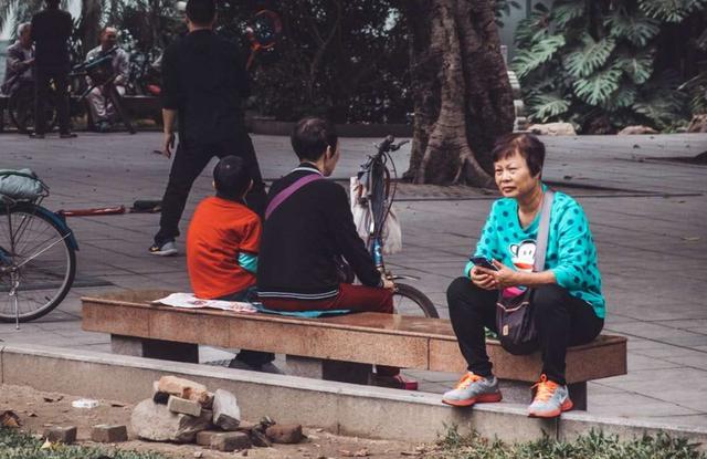 超级宝妈|为什么孩子3岁之后,最好不要让姥姥带?奶奶的截胡不无道理