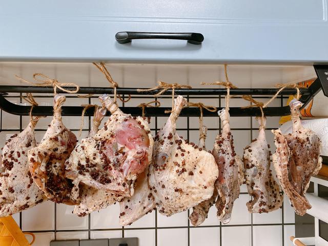 做腊鸭腿不能直接抹白酒，多做2步，没腥味咸香可口，保存时间久