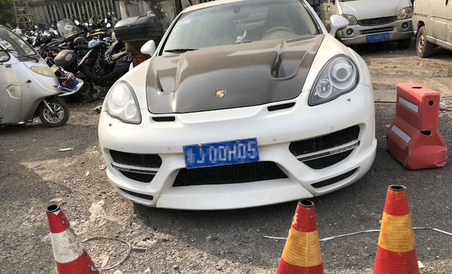 小区现2500万“僵尸车”，车身落满灰尘，物业：碰都不敢碰