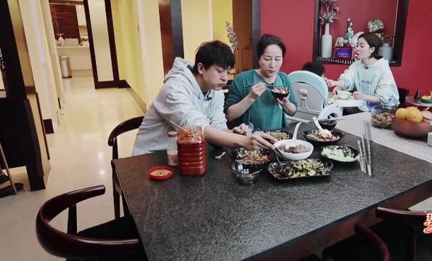 李佳航靠拿快递凸显出重要性,他的自卑和丈母娘一块住的人才能懂|电影工厂