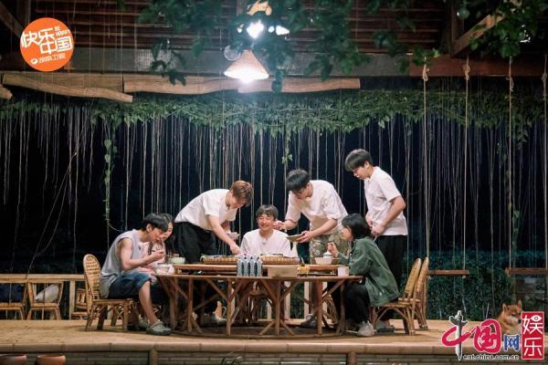 《向往4》任嘉伦谭松韵许魏洲欢度曼远傣家泼水节|中国网