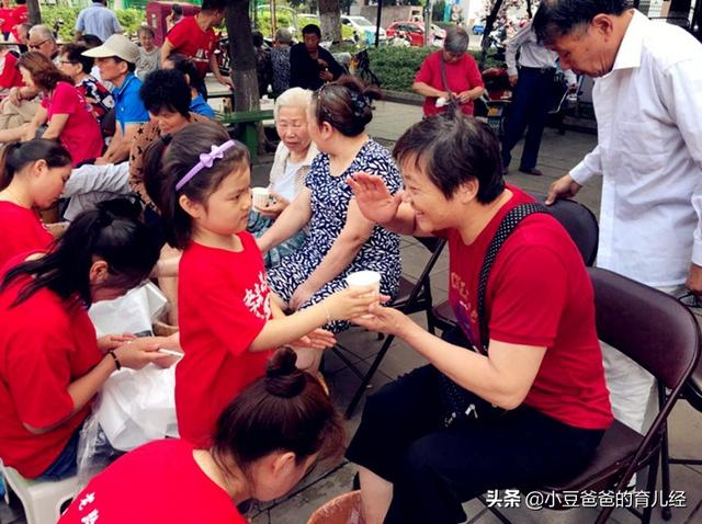 近百岁老人和玄孙抢食物，一少一老对着咬，网友：没牙的真惹不起