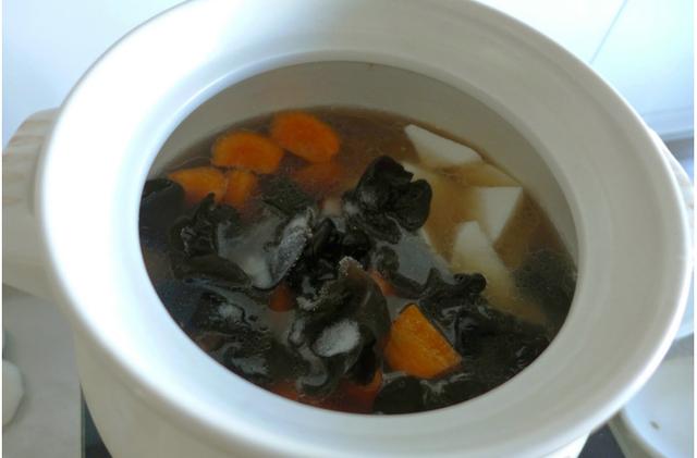 冬天一定要常吃这肉，连汤下肚鲜香御寒，手脚都不冰凉了