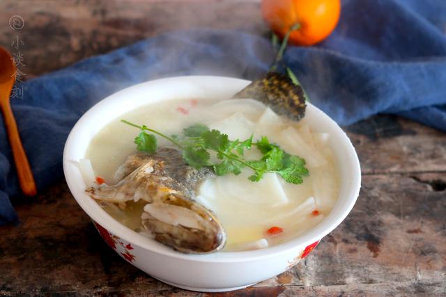 炖鱼时，汤汁寡淡是调料少了吗？我加了“2样”，鱼汤奶白肉质鲜