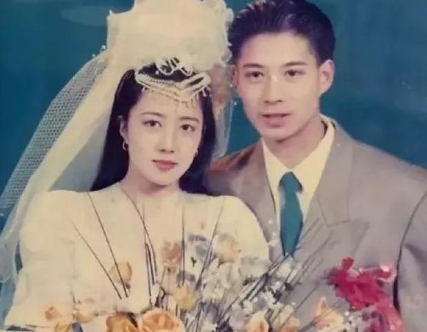 『超级宝妈』看到父母结婚照后，我陷入沉思，网友：是不是看中了爸爸的钱