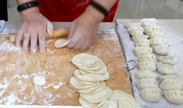 羊肉馅饺子怎样做才好吃？记得多放一味料，饺子鲜嫩多汁没膻味