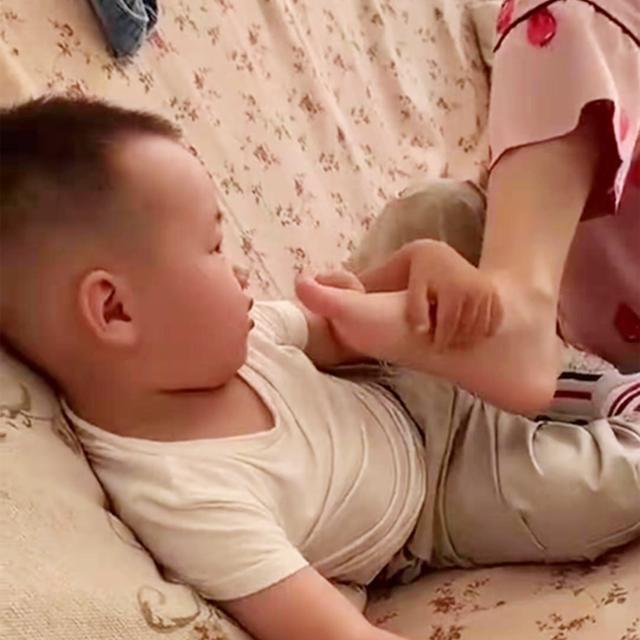 「天使宝贝」小姨带娃无人能敌，比老爸带娃更“豪横”，宝妈记得关心孩子心理
