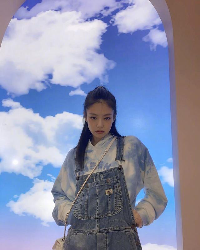 最时尚“千面美少女”Jennie,一身露背西装造型现身,超模身材惹人羡