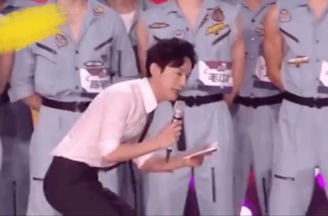 fun娱乐|何炅弯腰给新人让镜头：你的用心良苦，要有人懂才有价值