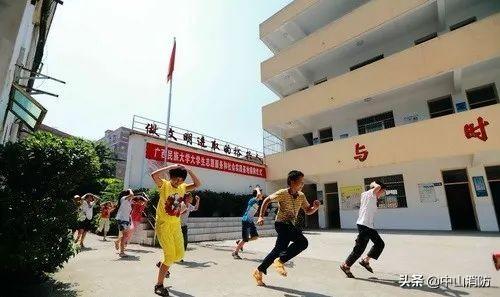 超级宝妈：6岁萌娃独留家中遇火灾，反应淡定，还打电话告诉了他……