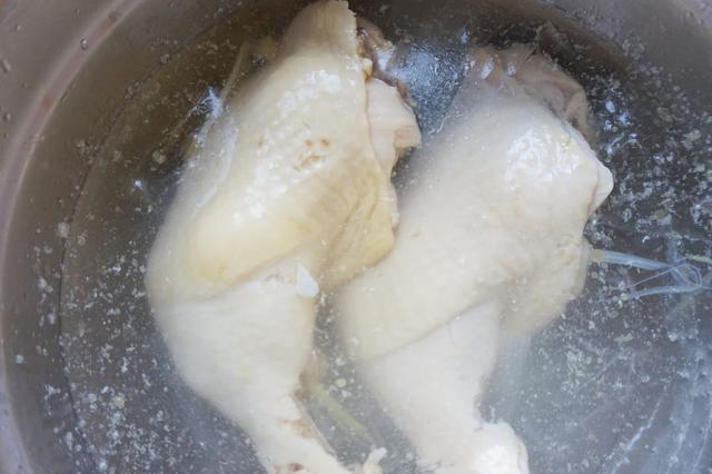 鸡腿这样做，比白斩鸡还好吃，又鲜又嫩，端上桌都抢着吃