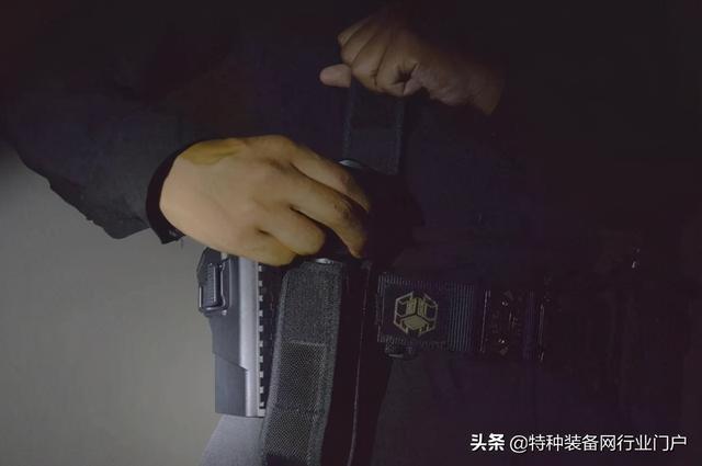 成为港警速龙小队指定装备，这款XT21X战术手电强在哪？