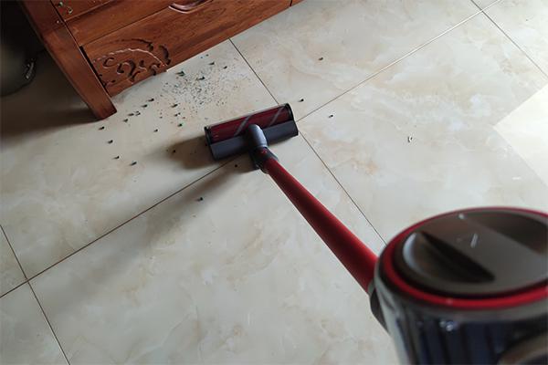 「中国网财经」石头手持无线吸尘器H6上手体验：颜值性能双在线 综合实力不逊戴森v10