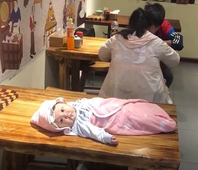 超级宝妈|佛系父母餐馆吃饭，宝宝却孤独躺在身后餐桌，网友：确定是亲生的