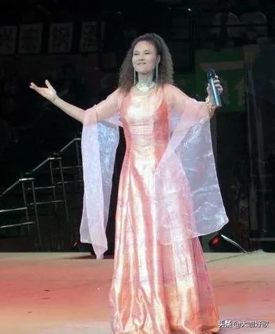 「fun娱乐」歌唱家芦秀梅在丈夫入狱后，出场费从5万降到2千，55岁患癌身亡！