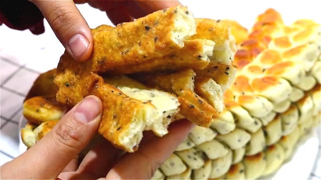 早餐别吃包子了，面粉里加入一把黑芝麻，比包子好吃，营养又美味