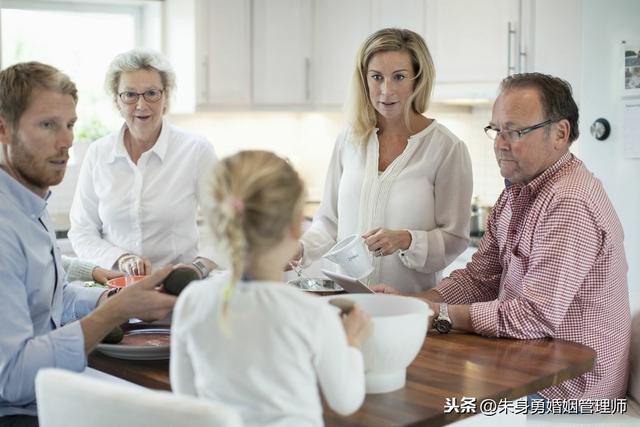 「你的育儿经」“你凭什么打我儿子”“我儿子从小就是这样教育”：隔代教育矛盾