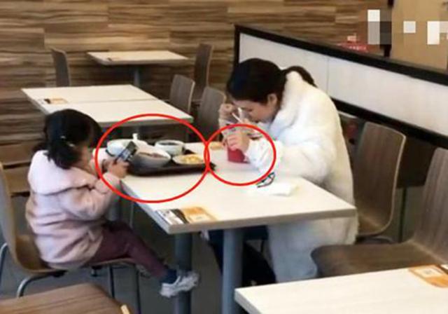 『超级宝妈』妈妈带女儿在外吃饭，面前的食物差距太大，网友：这孩子被宠坏了