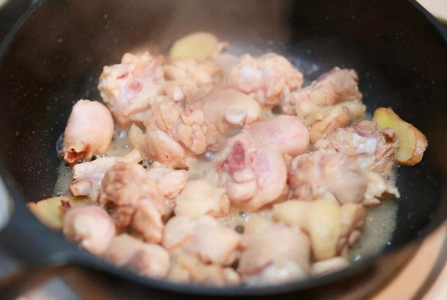 炖鸡块，怎么做才鲜香好吃？牢记“1泡2窍门”，鸡肉无腥，实用