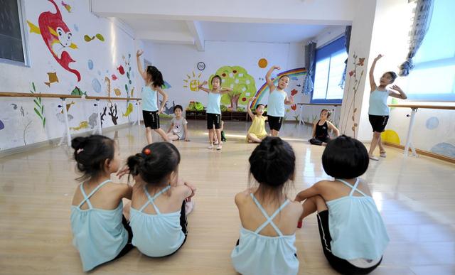 孩子4岁前不要接触这2种兴趣班，会影响身体发育，父母要了解