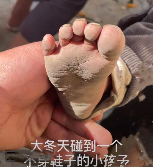 2岁男孩没爹没妈，大冬天光脚走路，奶奶抹泪：娃想妈时就会闹