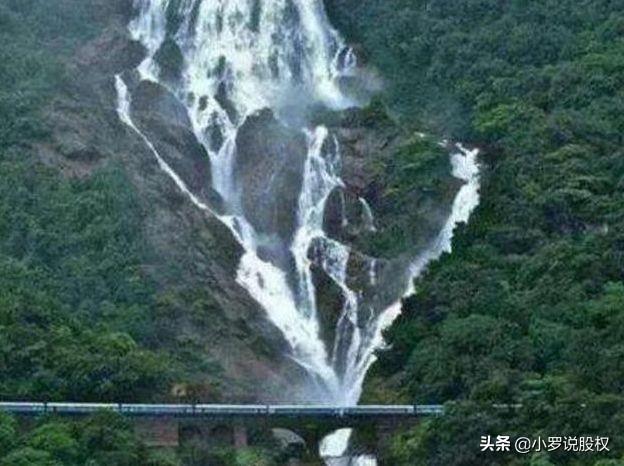 旅行柚子君@印度跑水火车，火车在300米瀑布下经过，游客：直接被一锅端！