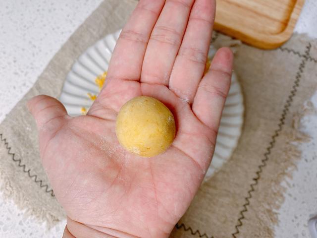 红薯丸子想要好吃，炸之前多做一步，表皮酥脆，第二天也不会回软