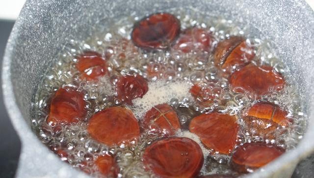 冬天是吃板栗的季节，教你这样做板栗，香甜美味下饭，比肉还好吃