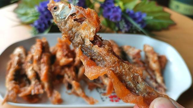 小鱼这样做，一口咬下去，连骨头都是酥酥的，还不怕鱼刺卡喉咙