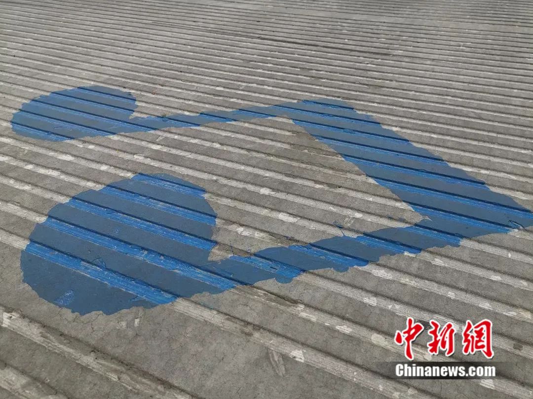 中国新闻网客户端这条公路会唱歌 车主:第一次走到这里还以为车坏了