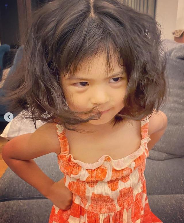 娇软甜伤|贾静雯晒女儿搞怪日常，咘咘背妈妈包要出门，给波妞烫成乱乱卷发