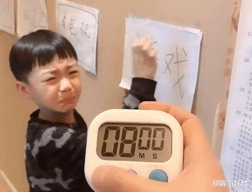 超级宝妈：无情宝爸另类育儿方式走红：“你不是喜欢玩么？让你玩个够！”