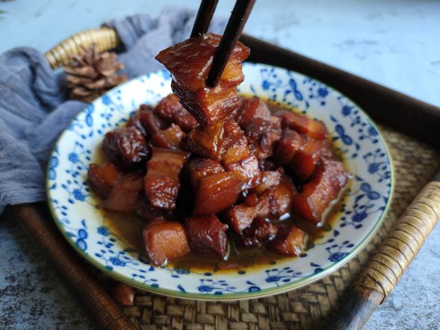 红烧肉，记住“2不放2窍门”，肉香十足、软糯入味，不柴不油腻