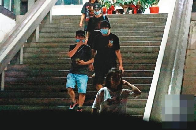 曝周杰伦携昆凌打保龄球 为爱妻包下三千平米球馆|东北网