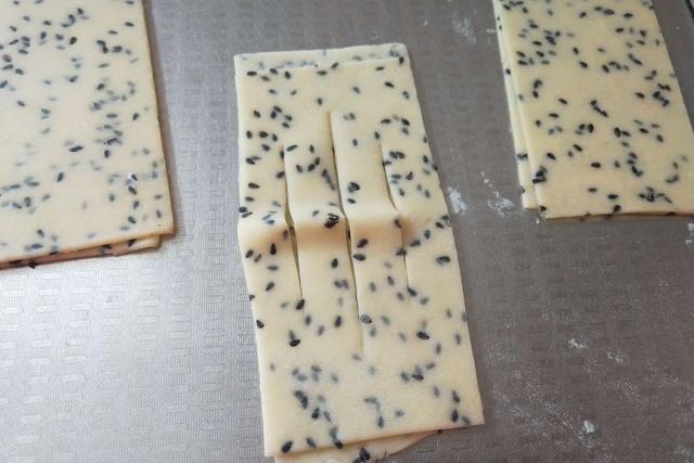 河南炸麻叶的传统配方，酥脆可口，手把手教你制作，入口越嚼越香