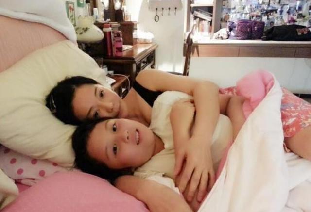 狄莺和15岁儿子同床，李嘉欣和8岁儿子共浴，孩子不懂家长要懂