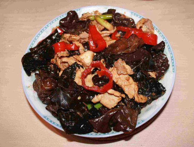 教你好吃又解馋的葱烧木耳炒肉，营养美味超下饭，不愁孩子没胃口