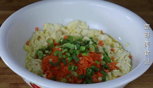 豆腐我家从不红烧，简单一压一搅，出锅太香了，上桌连汤汁都不剩