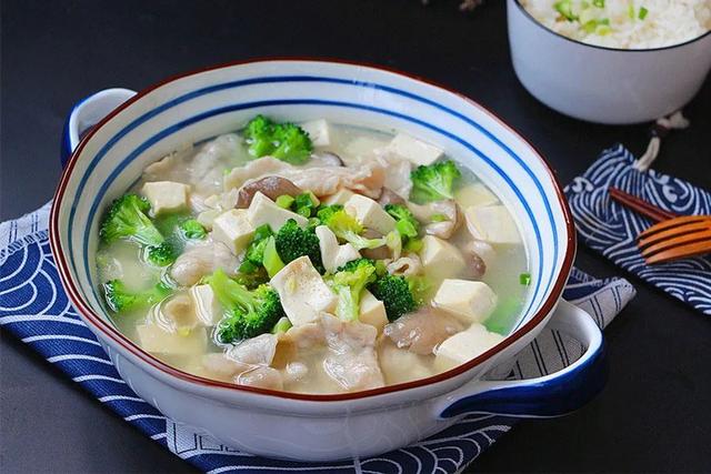 菌菇豆腐肉片汤：口感清淡鲜美，老少皆宜